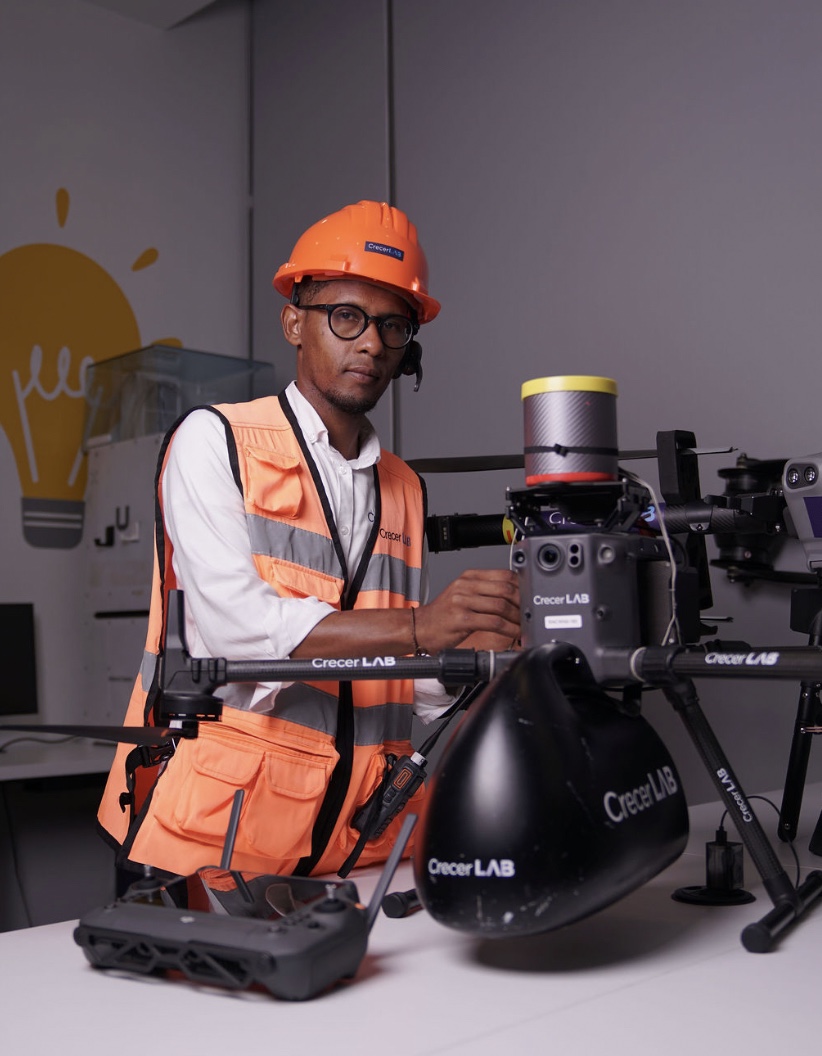 Francisco Comas, piloto certificado de CrecerLab, junto a un dron