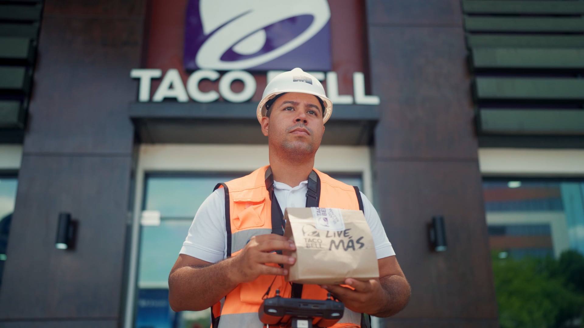 Piloto de CrecerLab con pedido Taco Bell listo para el vuelo inaugural